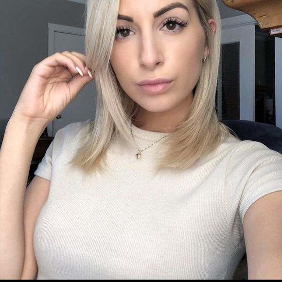 Meet your Posher, Élodie - Picture 1 of 1